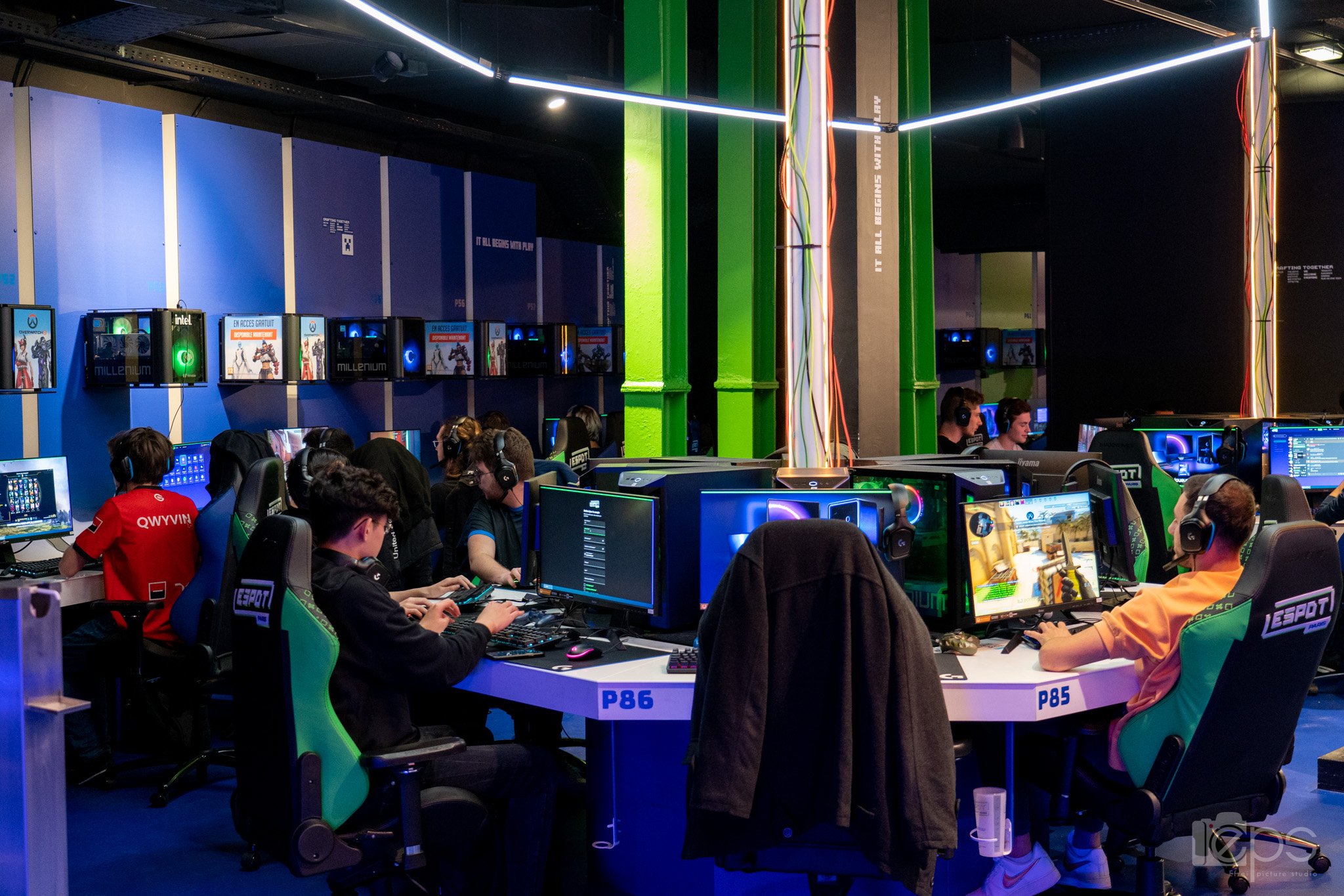 Discovery splash banner for 4eSport Discord server