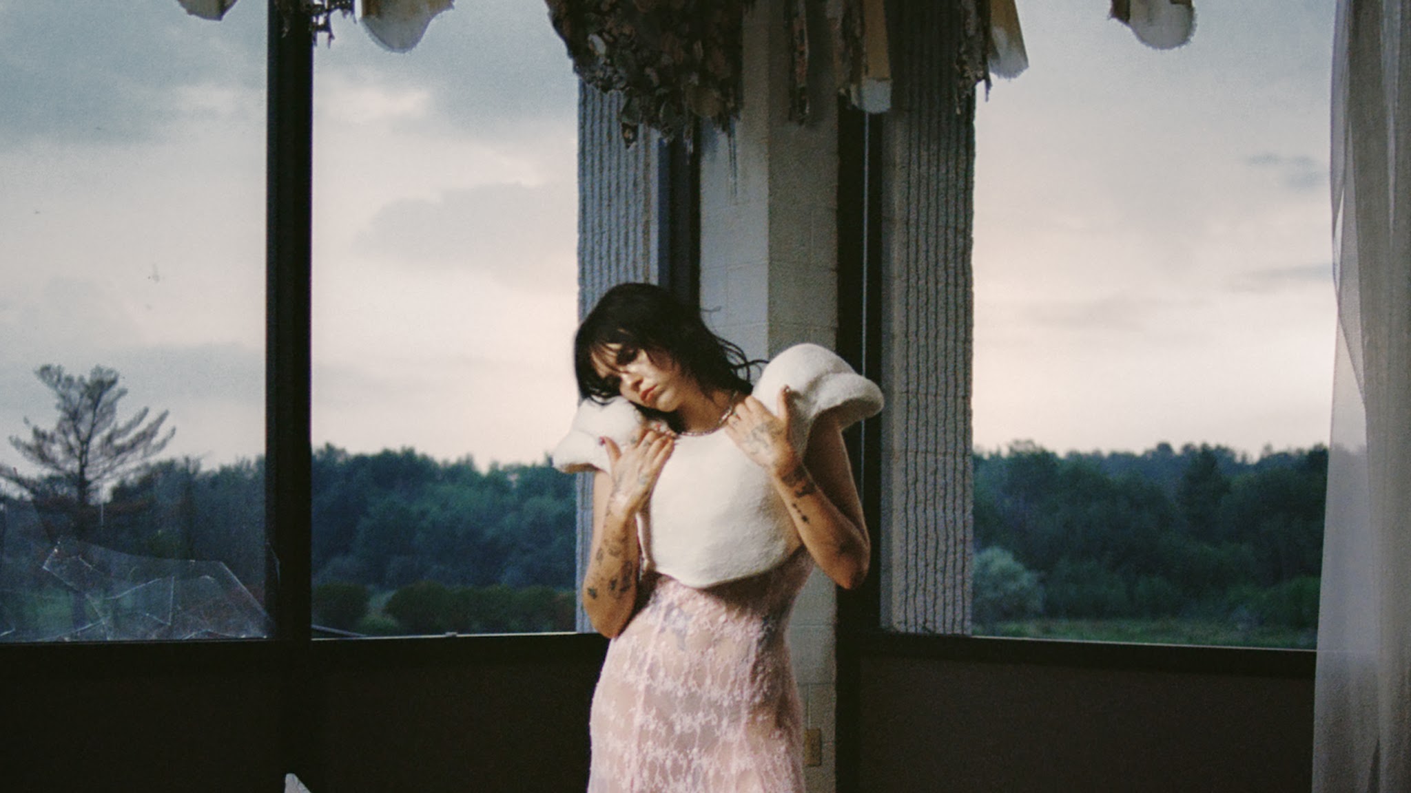 Discovery splash banner for BENEE Discord server
